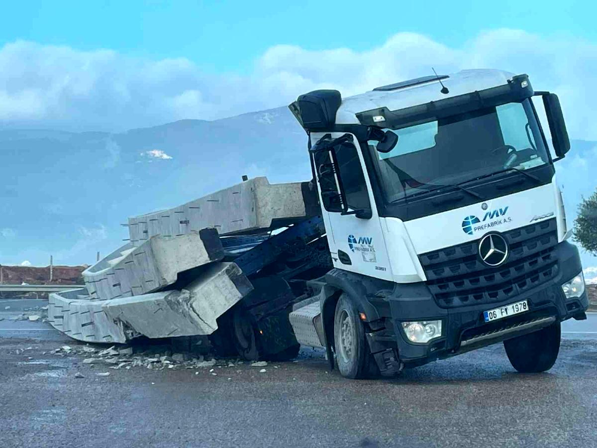 İslahiye de beton blok yüklü tır devrildi