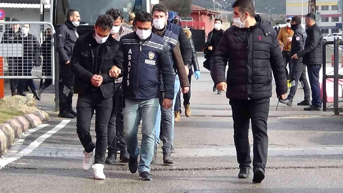 Son dakika haberleri! Fuhuş operasyonunda gözaltına alınan 17 şüpheli adliyeye sevk edildi