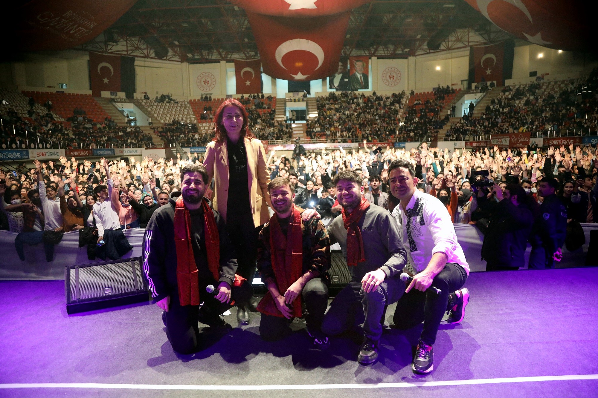 Ünlü pop sanatçısı Emre Aydın gazi şehirliler için konser verdi