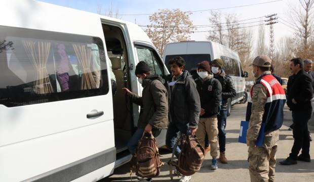 Van’da dere yatağına saklanan 116 kaçak göçmen yakalandı