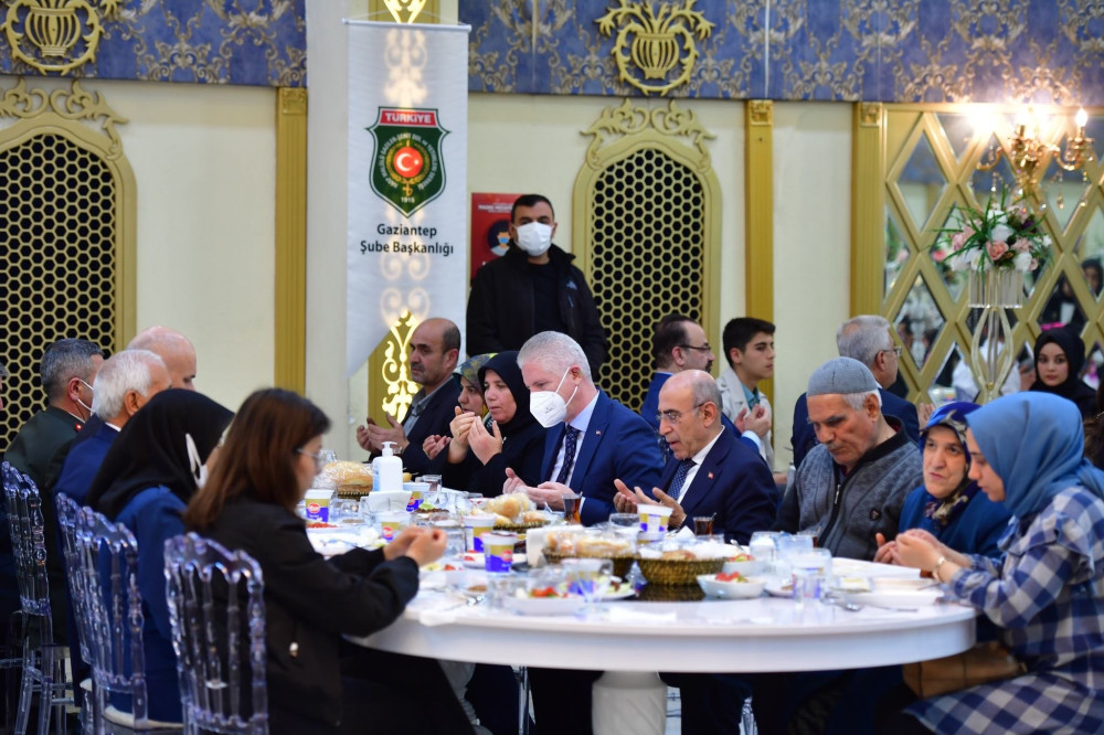 Şehit aileleri ve gaziler iftar yemeğinde bir araya geldi