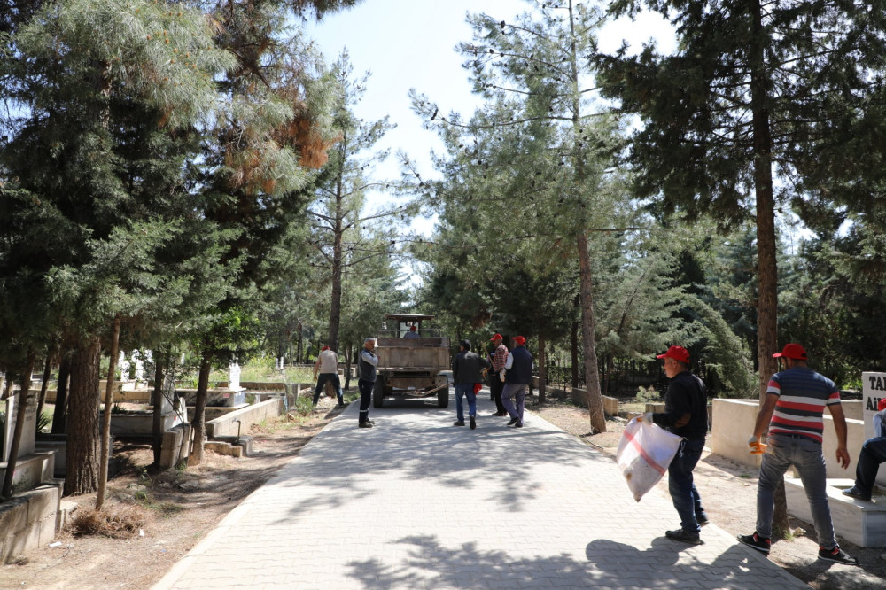 Nizip Belediyesi’nden bayram öncesi mezarlık temizliği