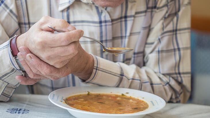 Dinlenirken eliniz titriyorsa dikkat! Parkinson’un 5 önemli belirtisi