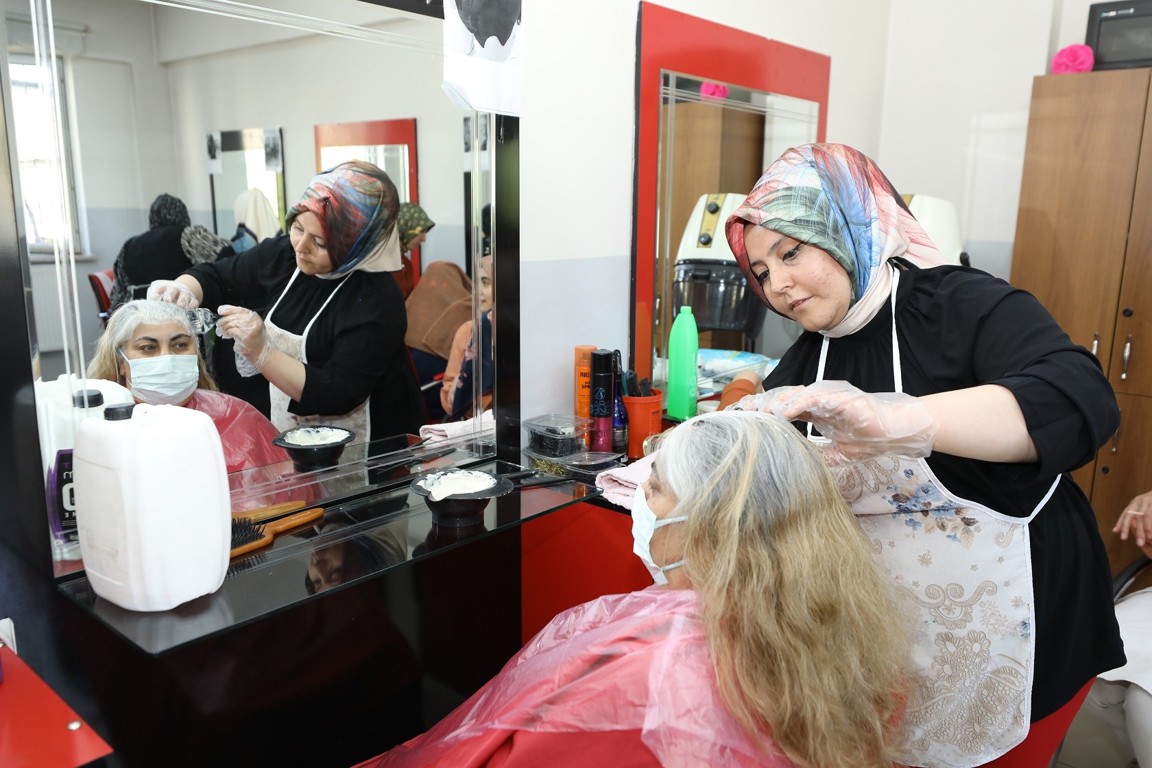 Ev kadınları ve genç kızlar meslek sahibi oluyor