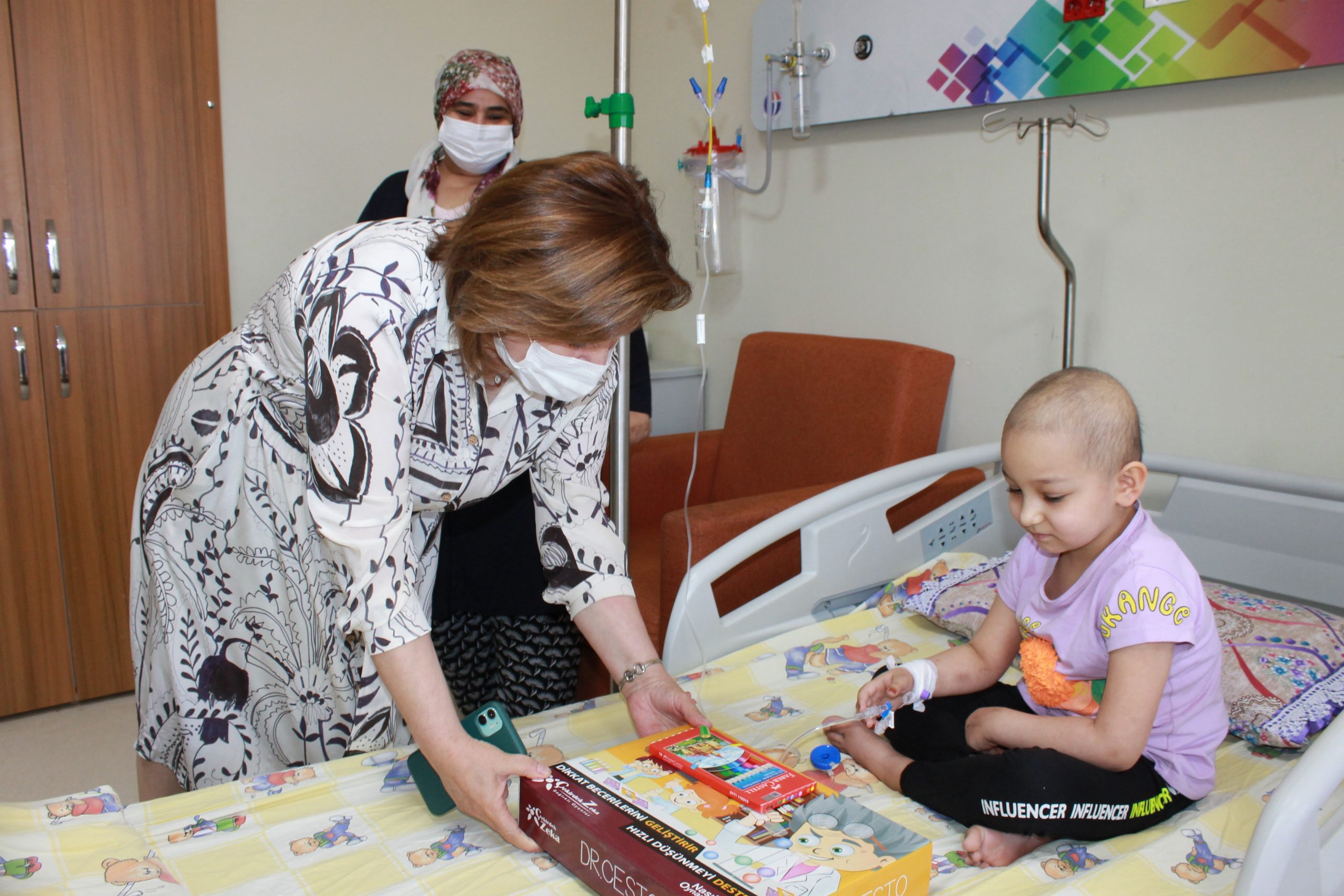 Çocuk hastanesinde tedavi gören öğrencilere karne hediyesi