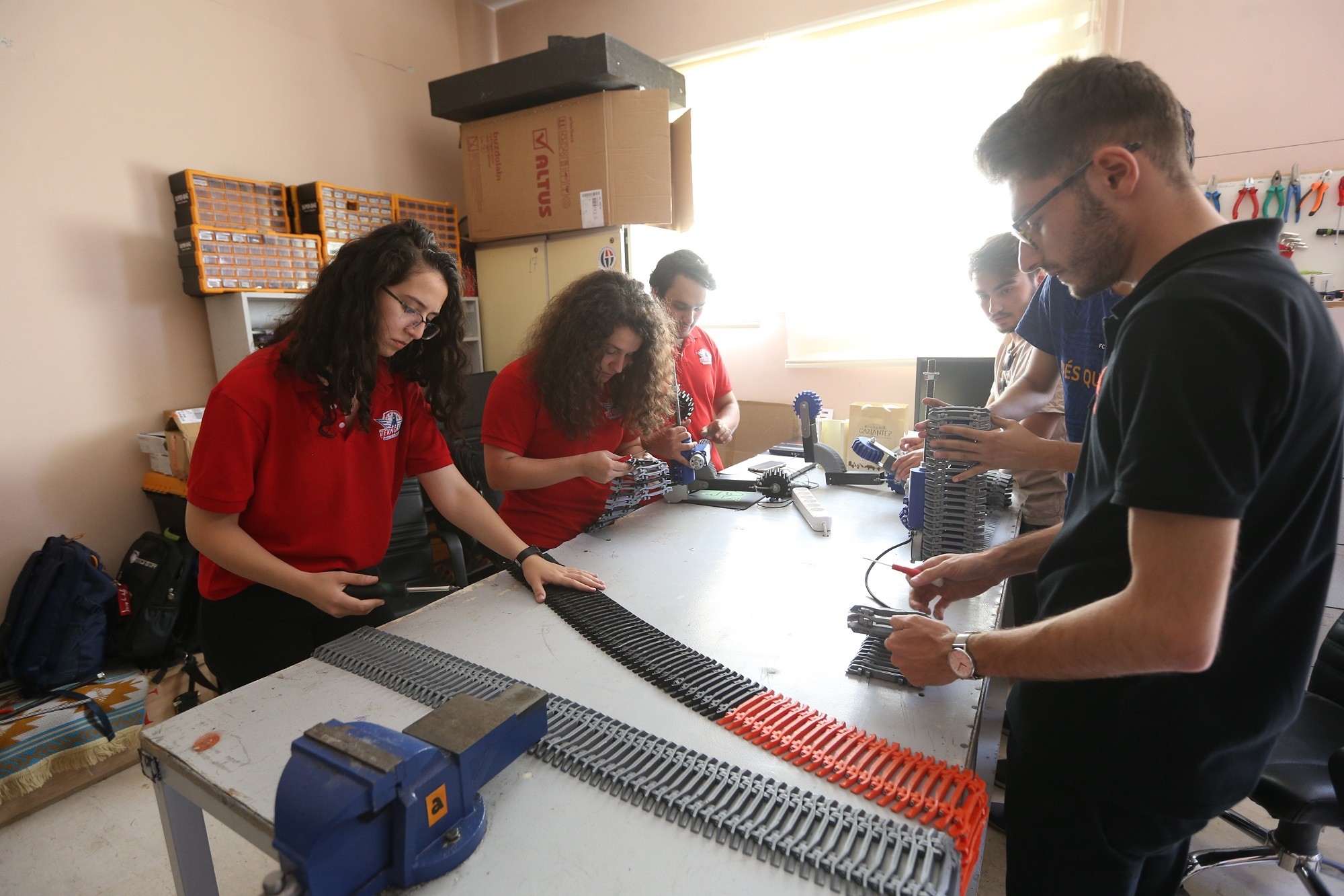 Gaziantep’te Teknofest’te yarışacak 26 takıma malzeme desteği