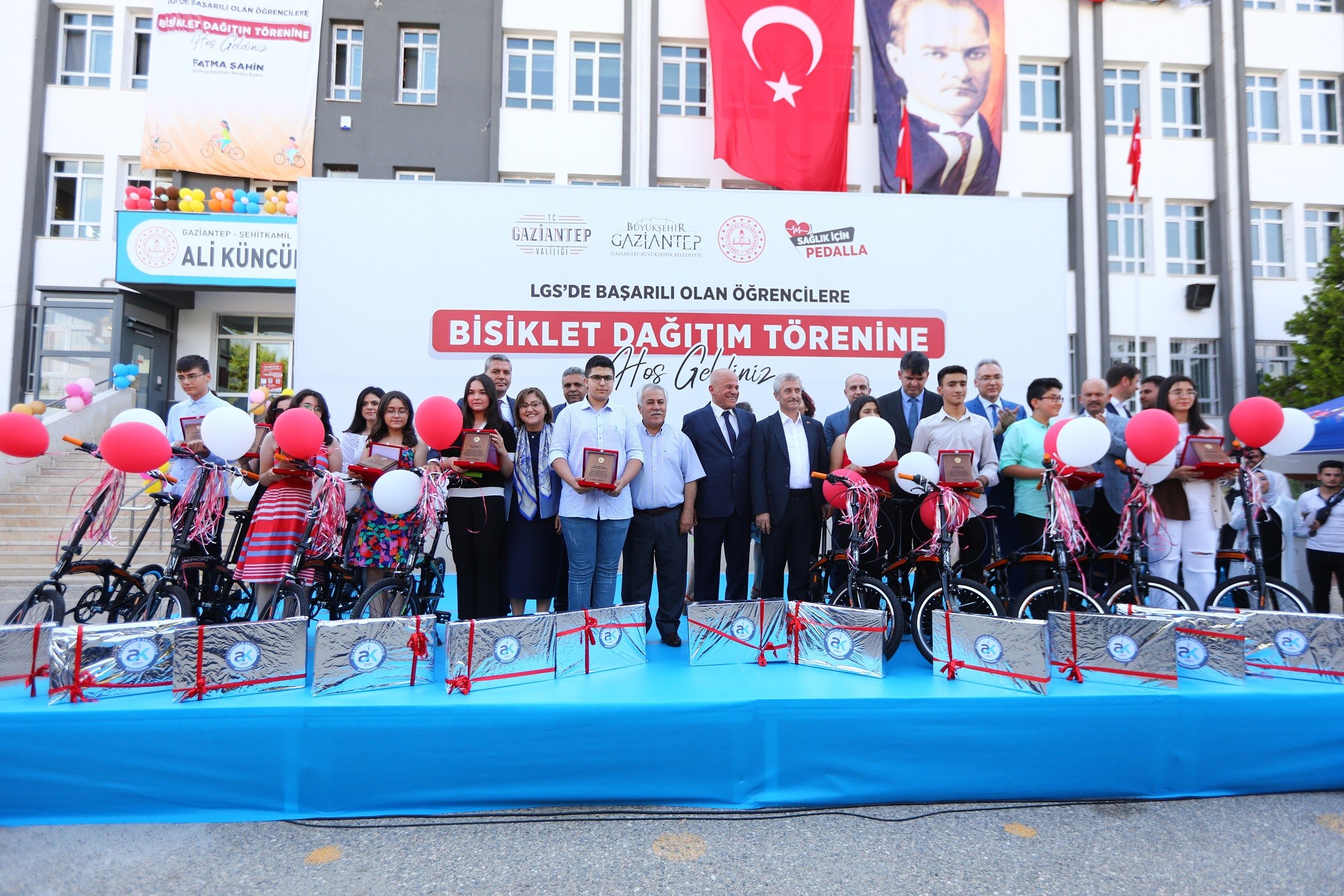 LGS Türkiye birincisine bisiklet ve bilgisayar hediyesi
