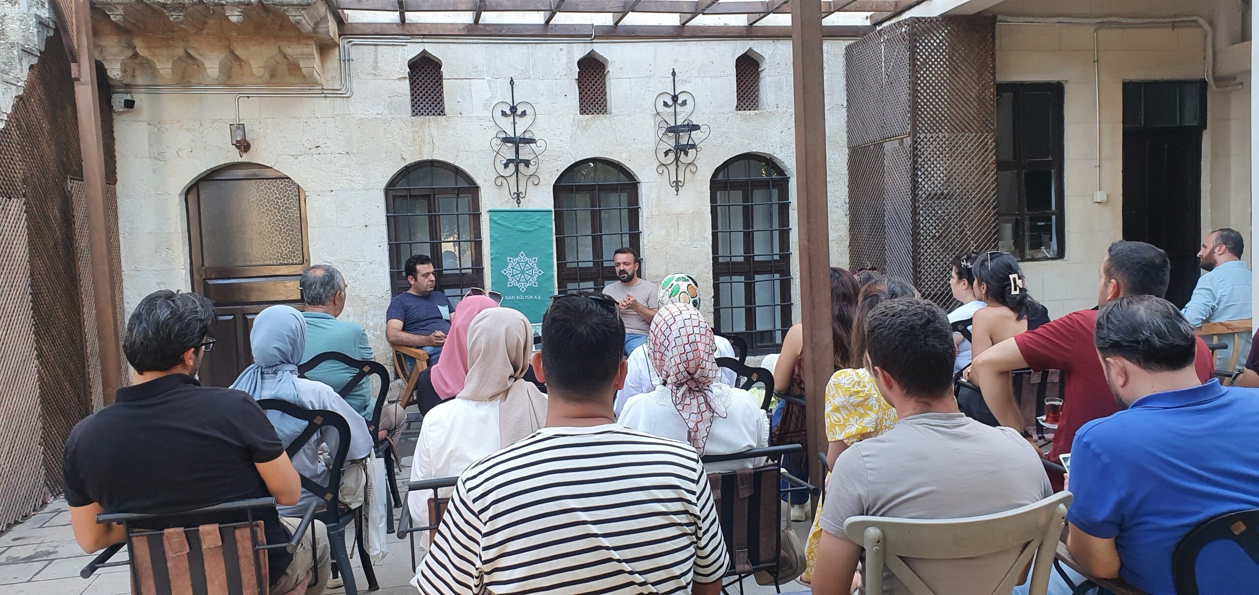 Gaziantep’te ikindi söyleşilerinin konuğu Yazar Gürdamur oldu