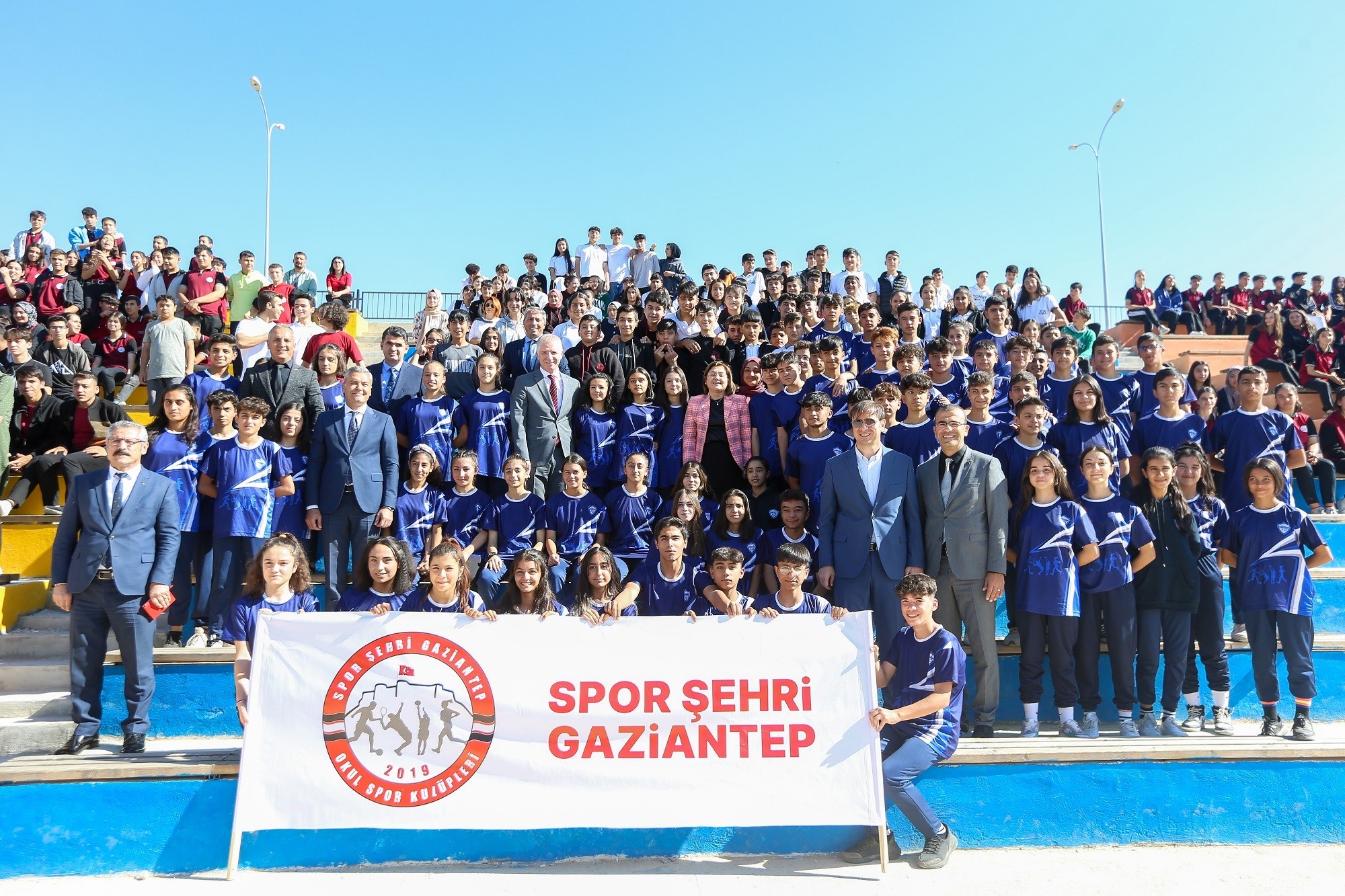 Spor Şehri’nin okullarına spor malzemesi desteği