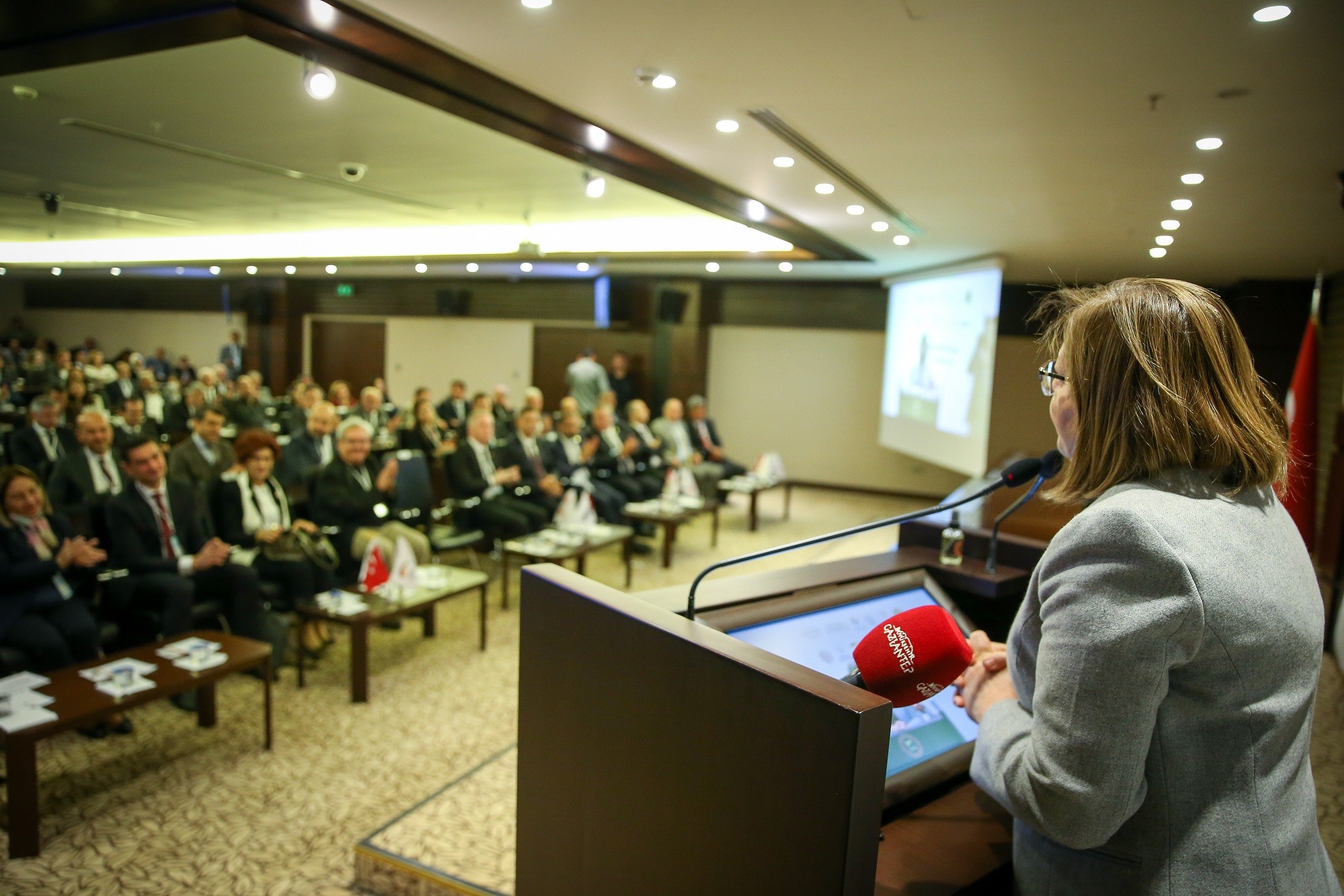 Başkan Şahin kamu ve özel sektörü bir araya getiren çalıştaya katıldı
