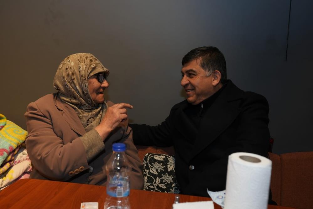 Fadıloğlu depremzedeleri yalnız bırakmıyor