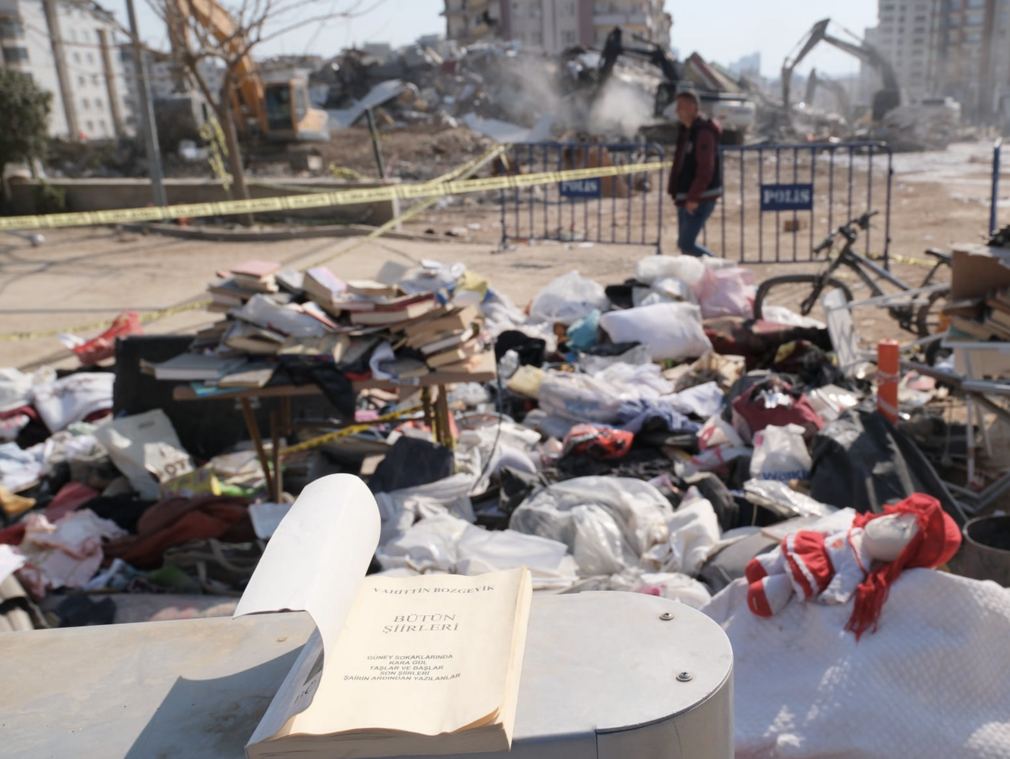 Her biri onlarca kişiye mezar olan Ayşe-Mehmet Polat Sitesi enkazından çıkarılan eşyalar enkazın yanına bırakıldı