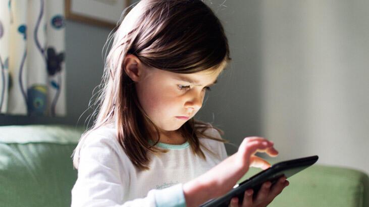 Ekrana bakmanın çocuklar üzerindeki etkilerini azaltacak ‘basit yol’ açıklandı