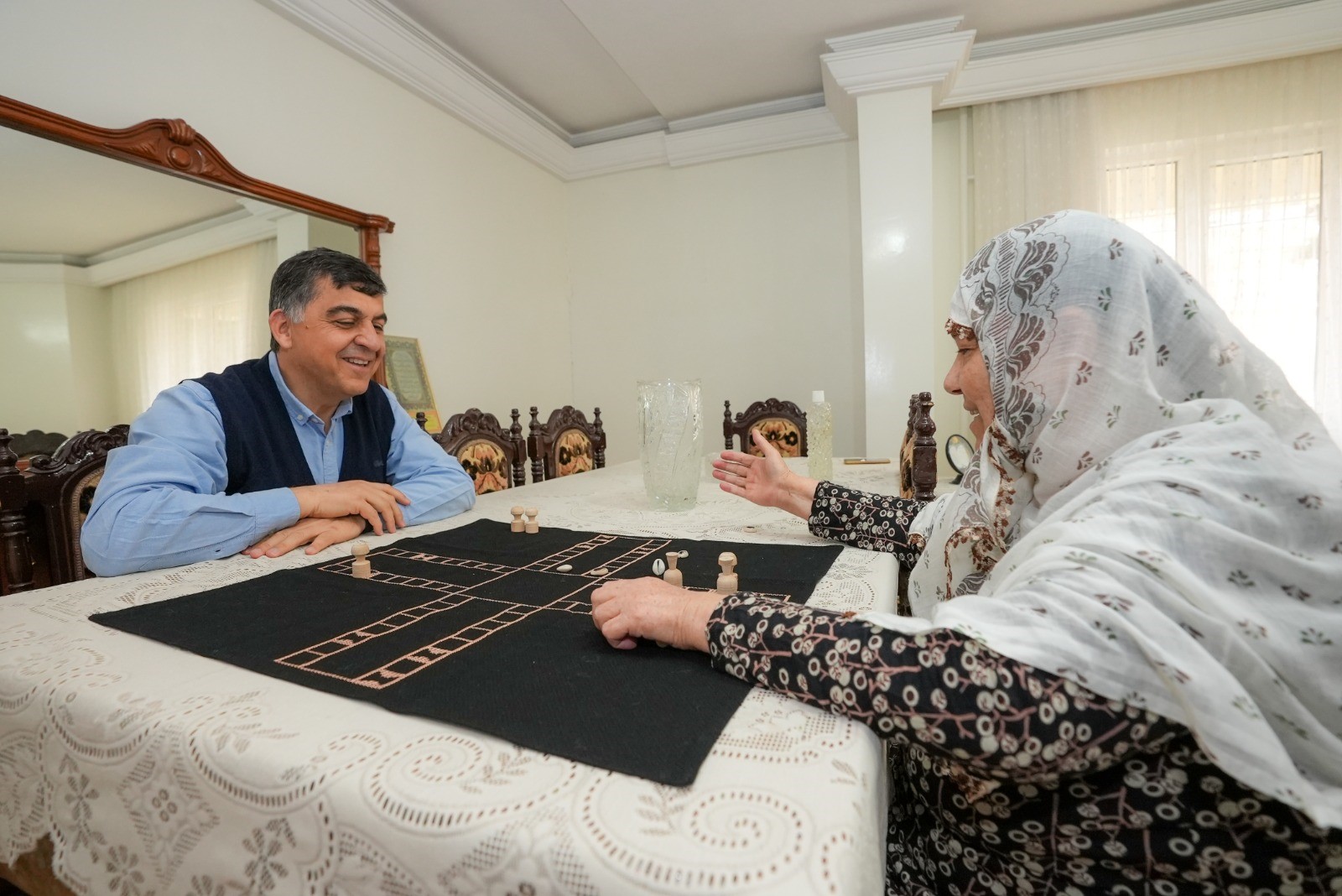 Fadıloğlu, 75 yaşındaki Fazilet İnceman ile peçiç oynadı