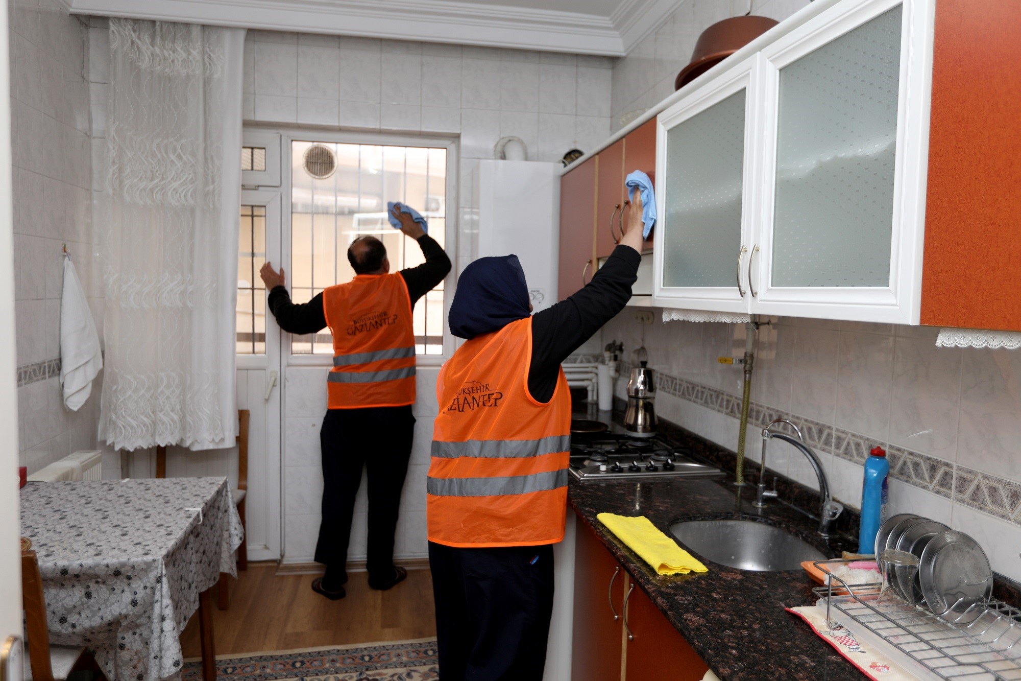 “Evim dünyalara bedel” projesiyle yaşlı ve engellilerin bayram temizliği yapılıyor