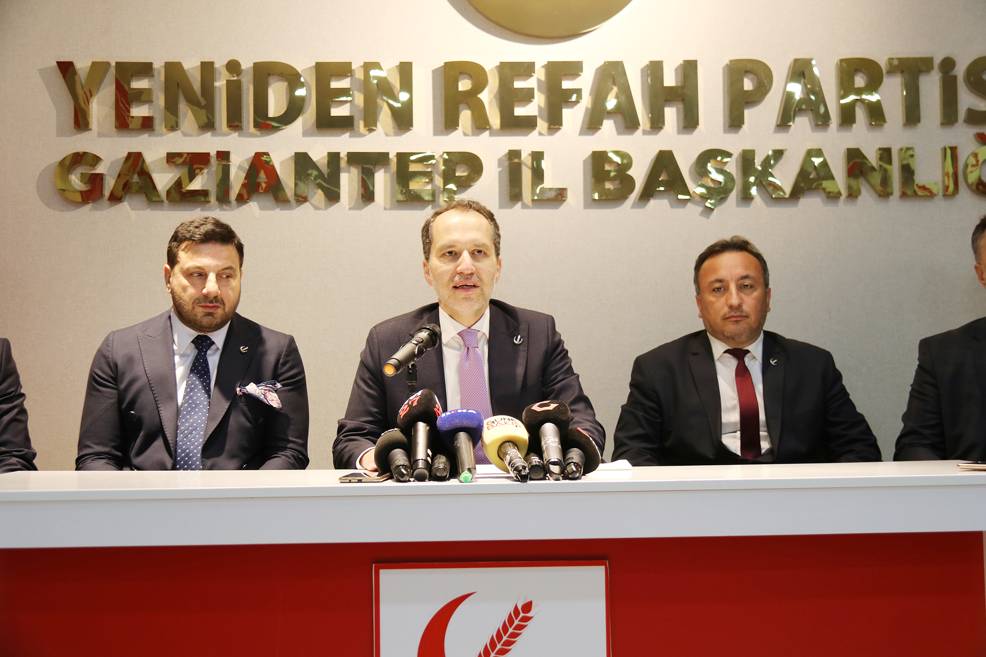 Yeniden Refah Partisi Genel Başkanı Fatih Erbakan: DEPREMİNİN ACILARINI HALEN İÇİMİZDE HİSSEDİYORUZ