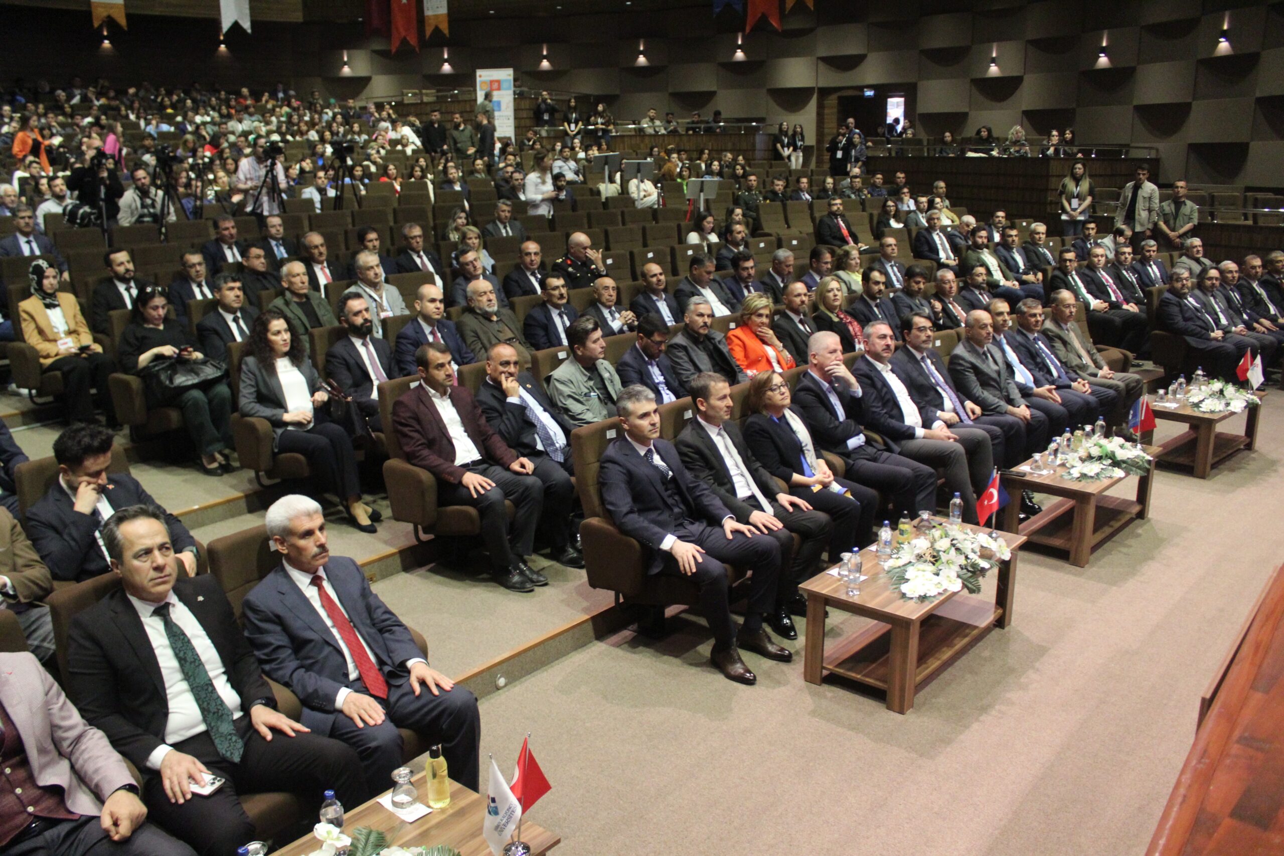 HKÜ ev sahipliğinde düzenlenen İpekyolu Kariyer Fuarı’nın açılışı yapıldı