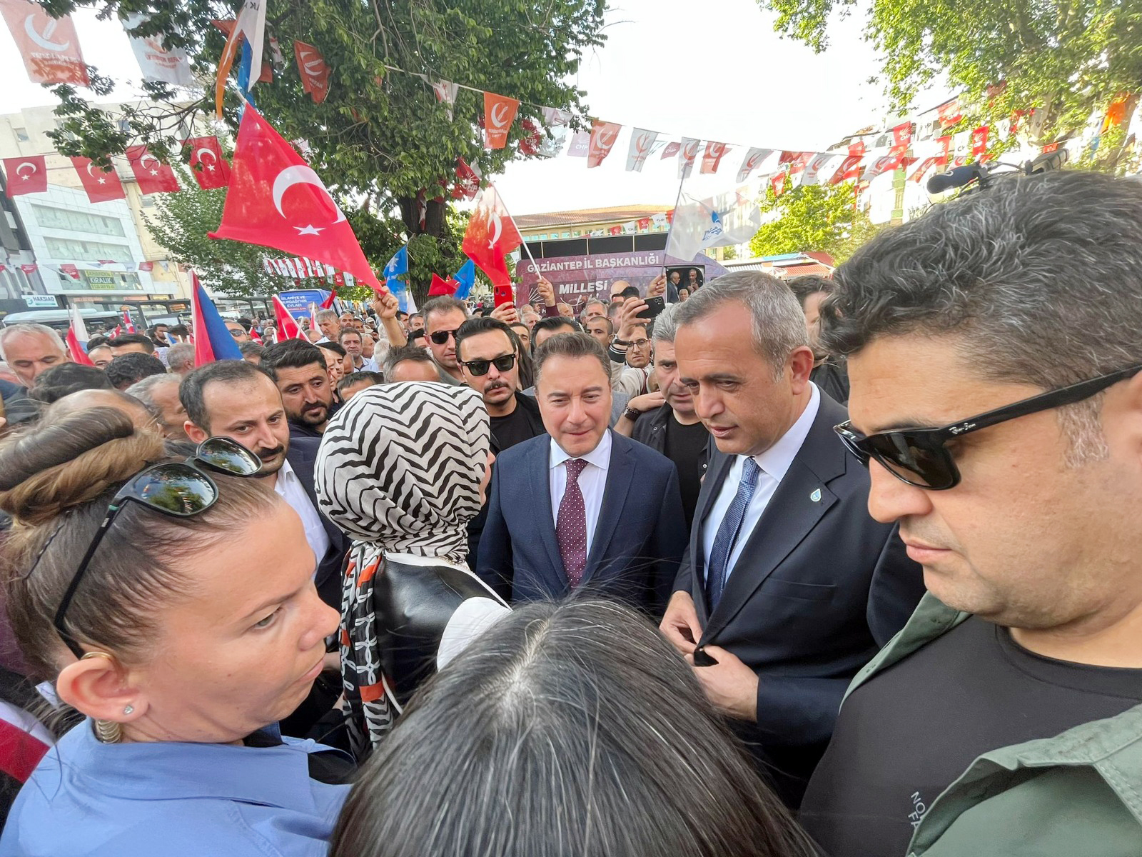 DEVA Partisi Genel Başkanı Ali Babacan, Gaziantep’te vatandaşlarla bir araya geldi.