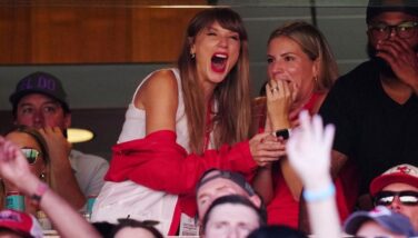 Taylor Swift haklarında aşk söylentisi çıkan Amerikan futbolcusunun maçında