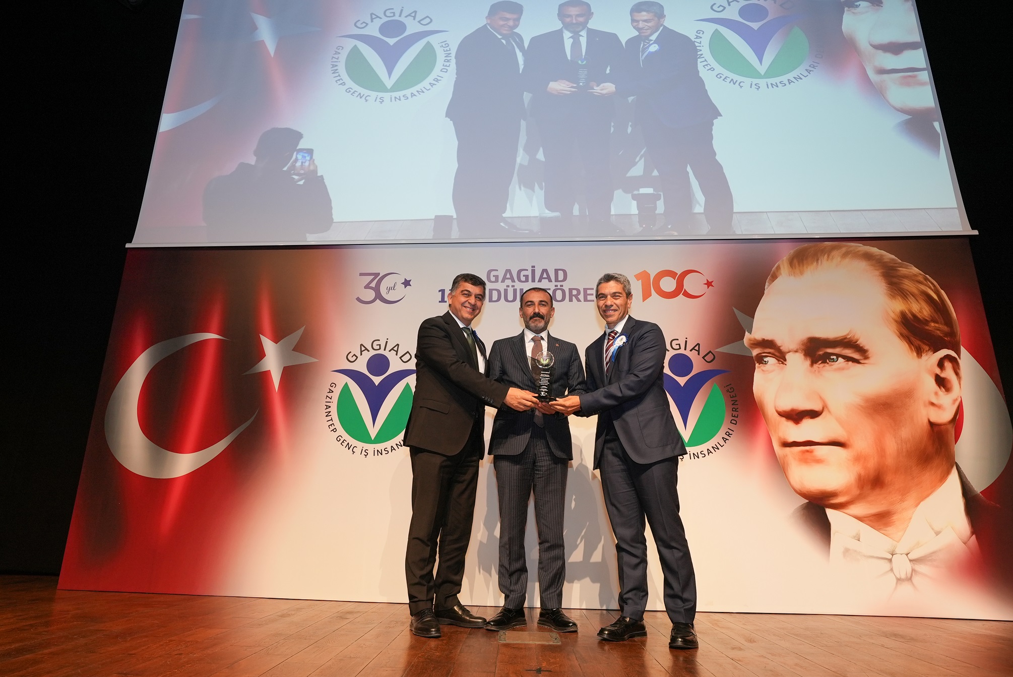 D.T. ŞEHİTKAMİL SAHNESİ’NE ‘SANAT’ ÖDÜLÜ