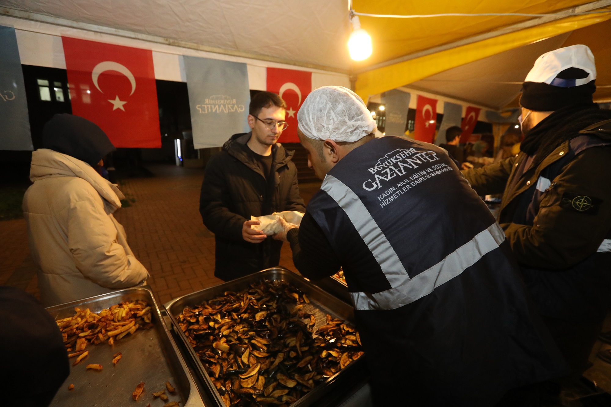 BÜYÜKŞEHİR’DEN ÜNİVERSİTE ÖĞRENCİLERİNE YEMEK İKRAMIRİNE YEMEK İKRAMI