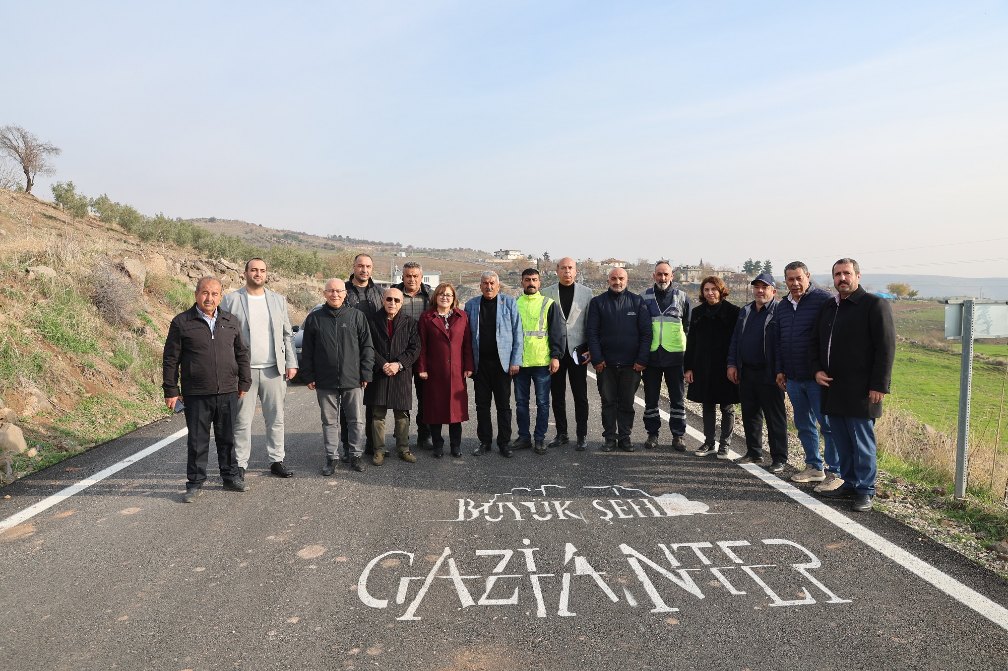 MUHTARLAR KIRSALDA YAPILAN ASFALT YOLLAR İÇİN BAŞKAN ŞAHİN’E TEŞEKKÜR ETTİ