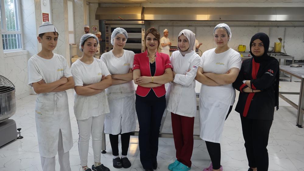 Baklavaya kadın eli