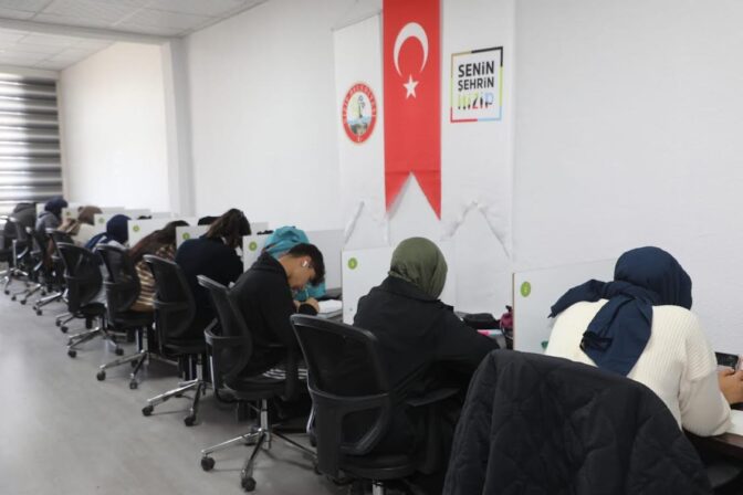 Gençler, Nizip Belediyesi Bilim Merkezi’nde sınavlara hazırlanıyor