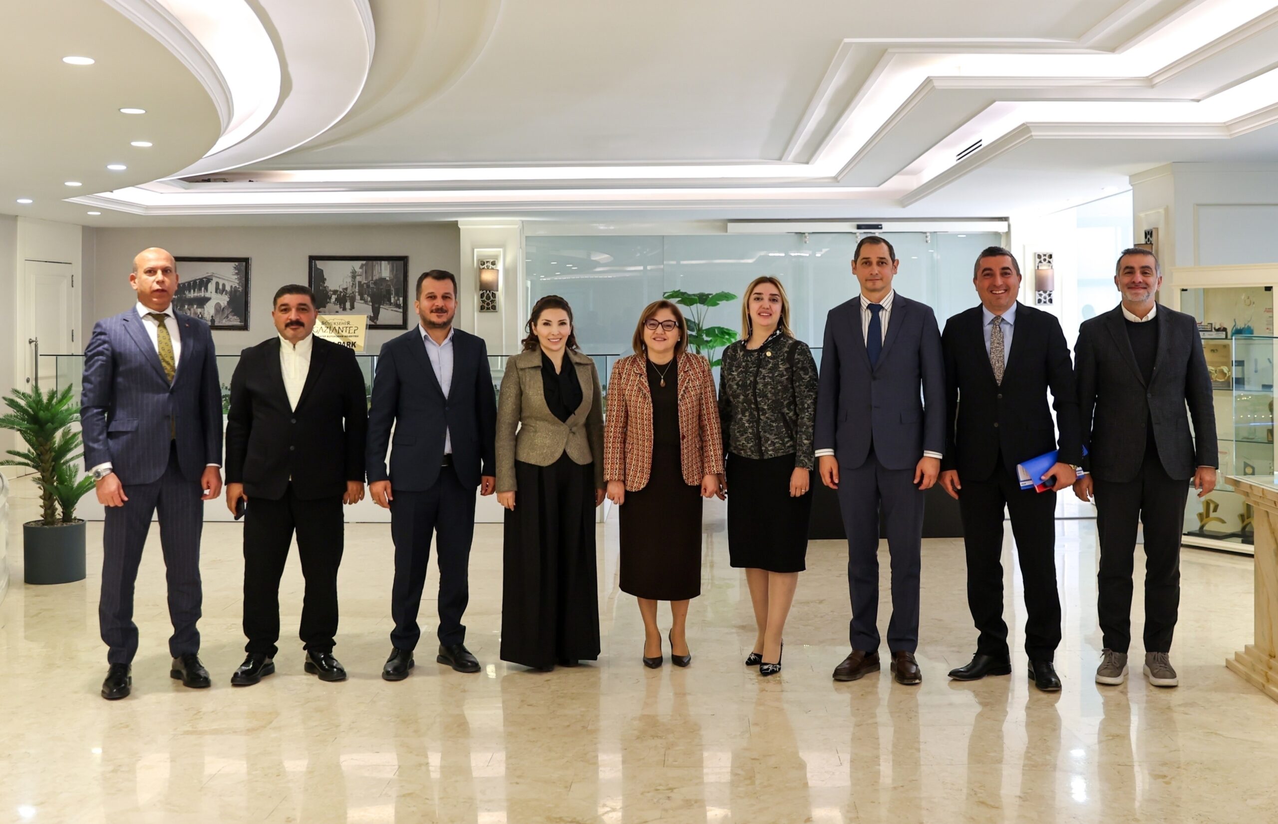 Büyükşehir Belediye Başkanı Şahin, gazete sahipleri ile bir araya geldi