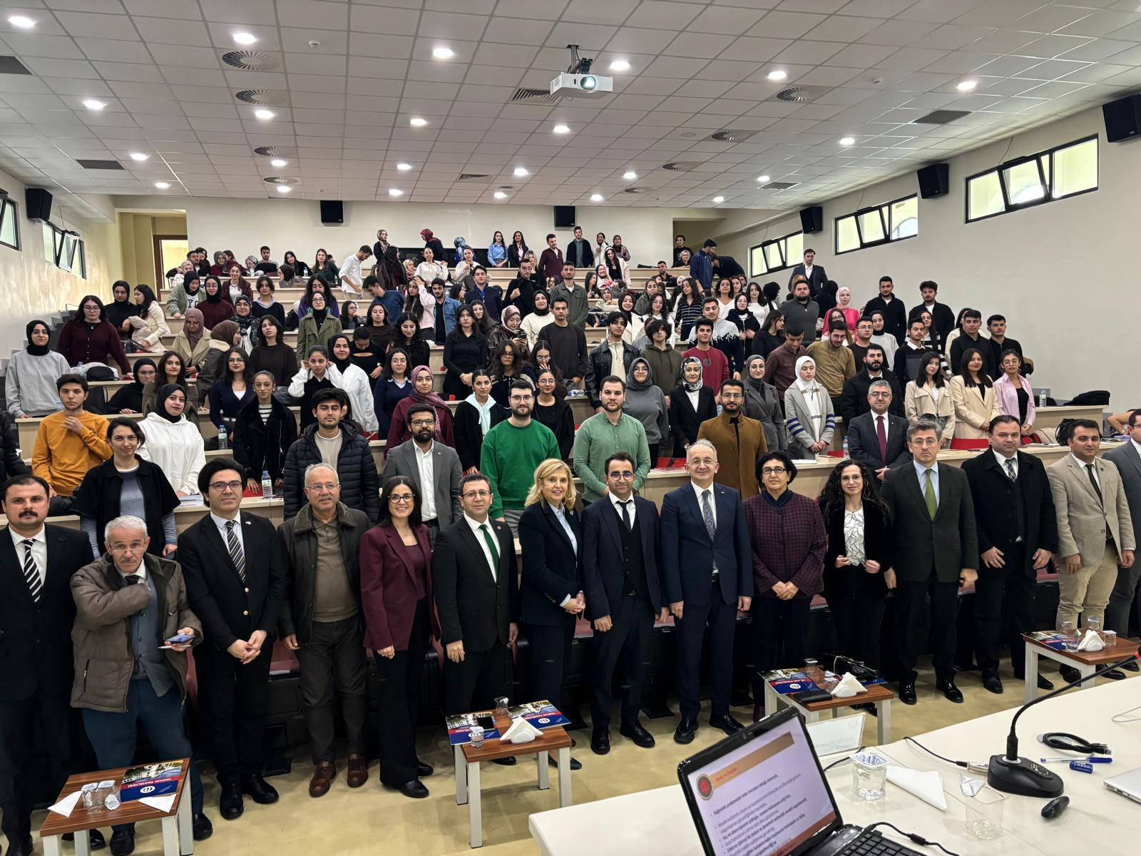 GAÜN HUKUK FAKÜLTESİNDE “BAĞIMLILIKLA MÜCADELE VE CEZA  HUKUKU” KONFERANSI DÜZENLENDİ