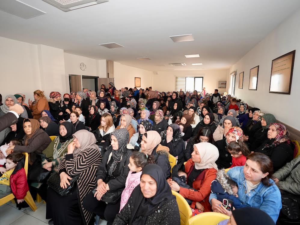 BAŞKAN YILMAZ KARŞIYAKA’DA KADINLARLA BULUŞTU  YILMAZ: “ŞEHİTKAMİL’İ BİRLİKTE YÖNETİYORUZ”