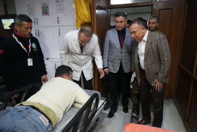 Vali Kemal Çeber, kazada yaralanan vatandaşları hastanede ziyaret etti
