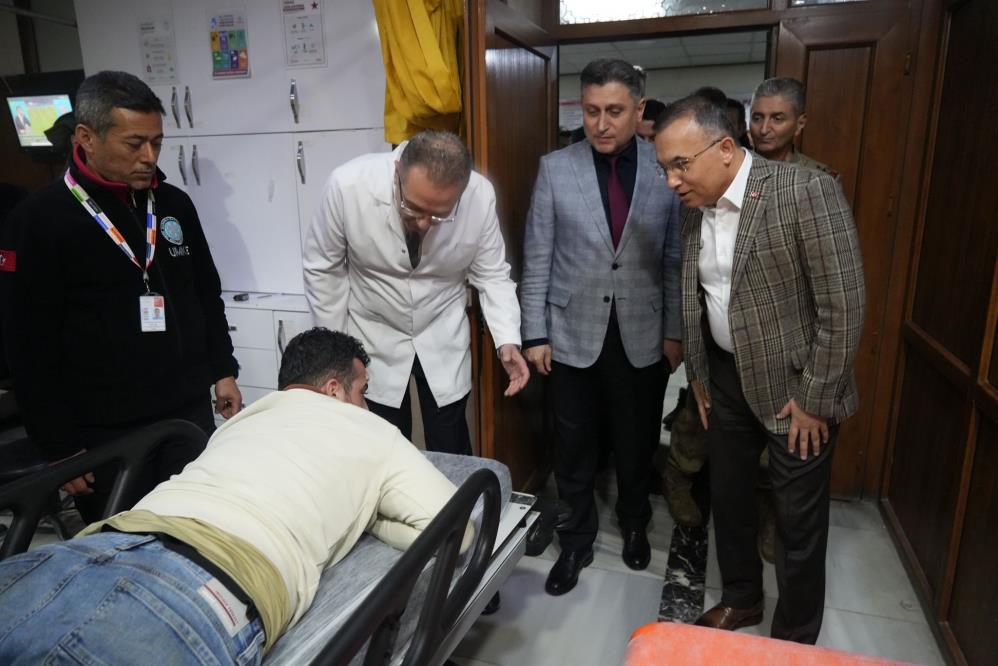 Vali Kemal Çeber, kazada yaralanan vatandaşları hastanede ziyaret etti