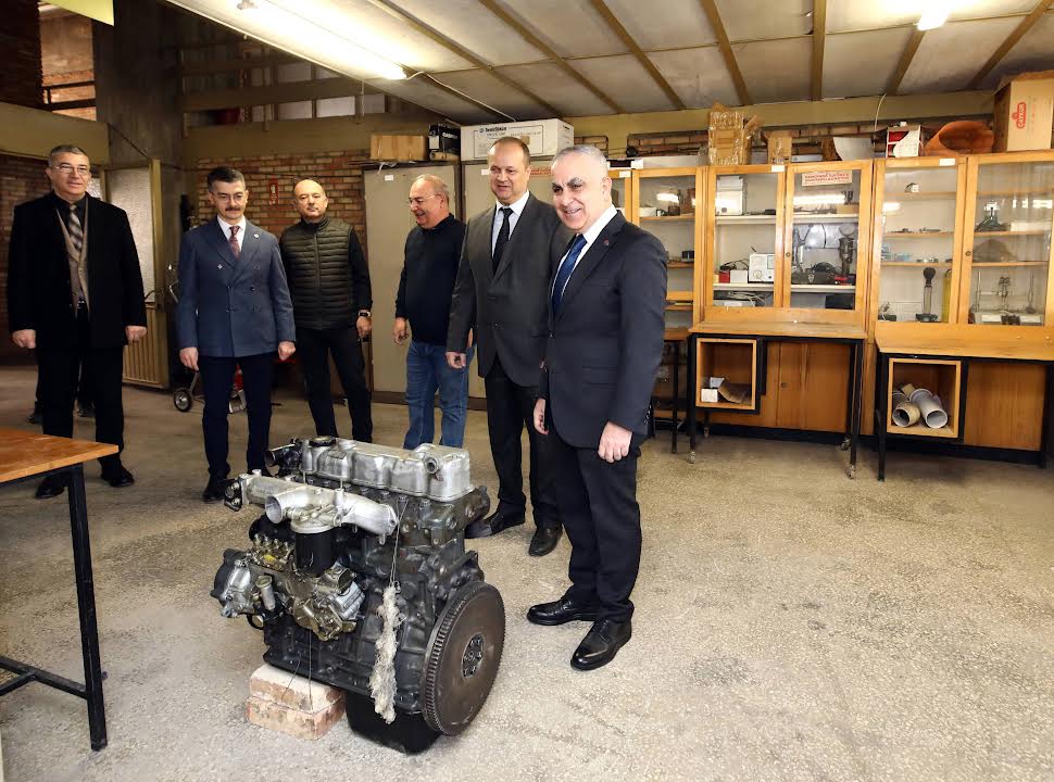 REKTÖR PROF. DR. DOĞAN MAKİNE MÜHENDİSLİĞİ AKADEMİSYENLERİYLE BULUŞTU