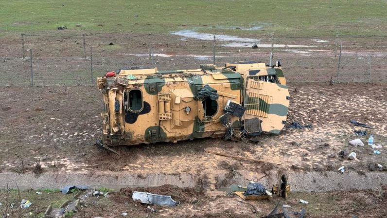 TAG Otoyolu’nda kontrolden çıkan askeri araç devrildi: 10 asker yaralandı
