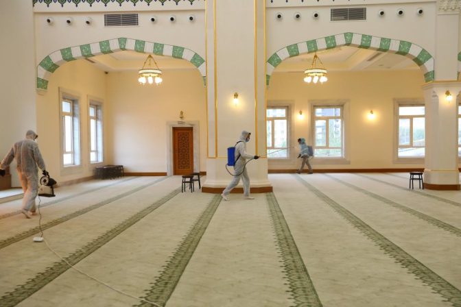 Gaziantep Büyükşehir, ilk teravih öncesi camileri gül suyu ile yıkıyor