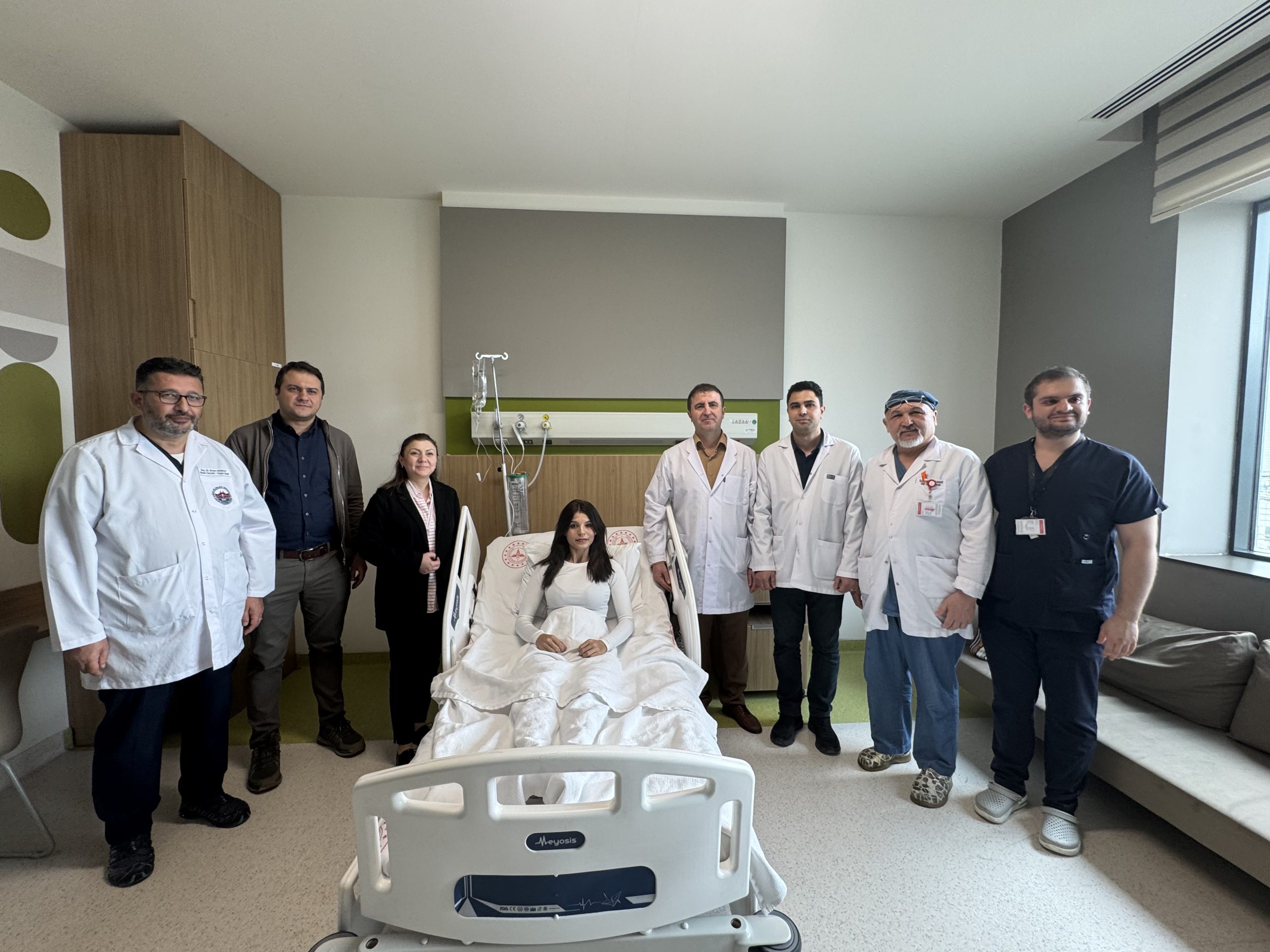 Nadir uygulanan cerrahiyle böbreği kasığına nakledilen genç hasta Gaziantep Şehir Hastanesi’nde sağlığına kavuştu