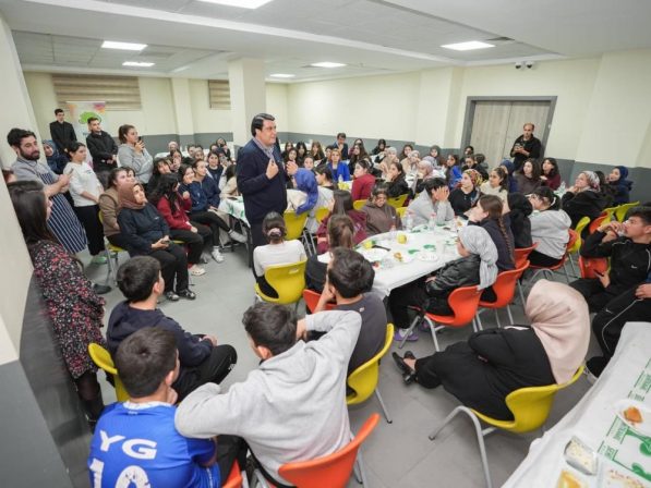 Yılmaz, gençlerle iftar sofrasında buluştu