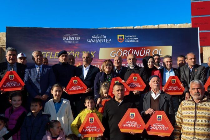 Gaziantep Büyükşehir’in “Reflektör Tak, Görünür Ol” projesinde ilk dağıtım gerçekleştirildi