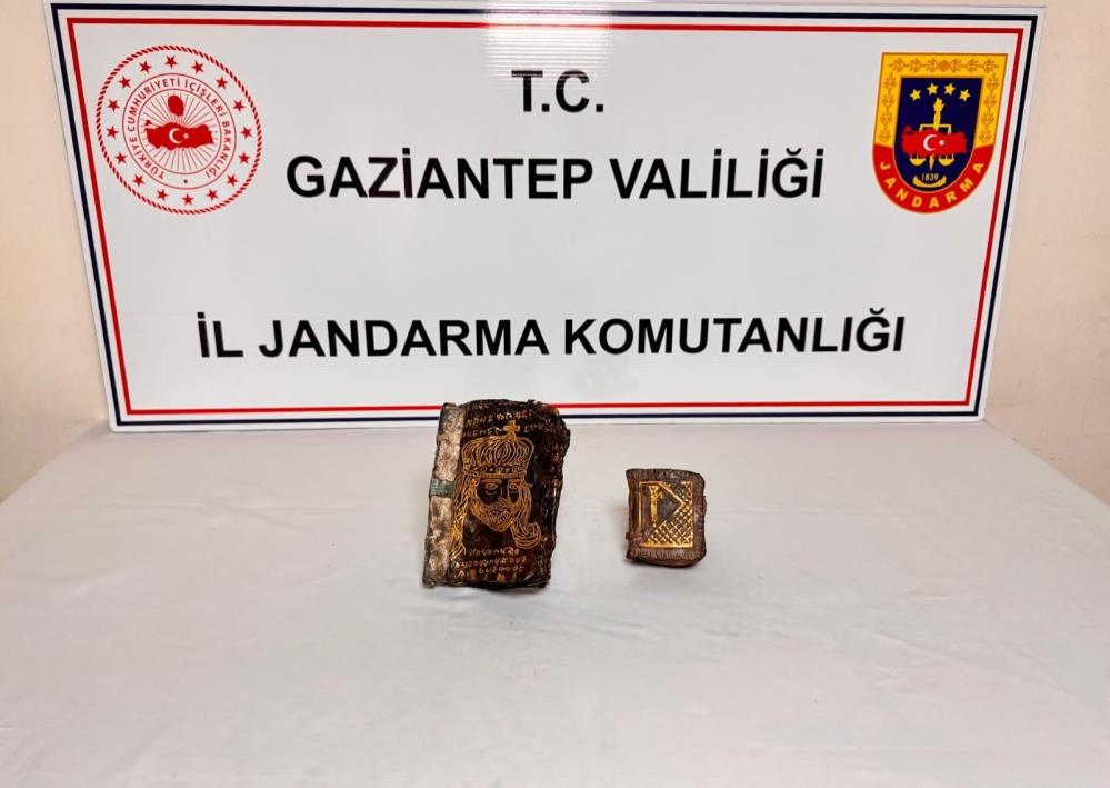 Gaziantep’te altın yazmalı 2 kitap ele geçirildi: 1 gözaltı