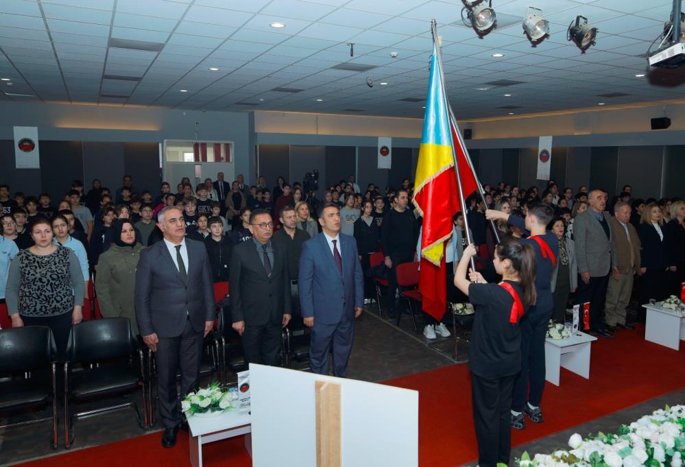 Gaziantep Kolej Vakfı Özel Okulları öğrencileri bayrak alkışı