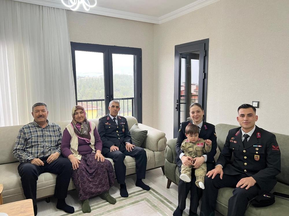 Jandarmadan şehit ve gazi ailelerine bayram ziyareti