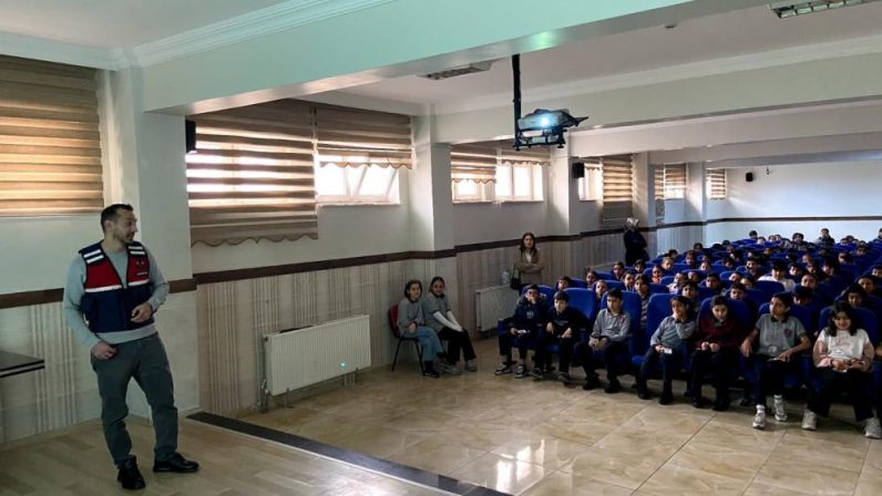 Jandarmadan öğrencilere siber güvenlik eğitimi