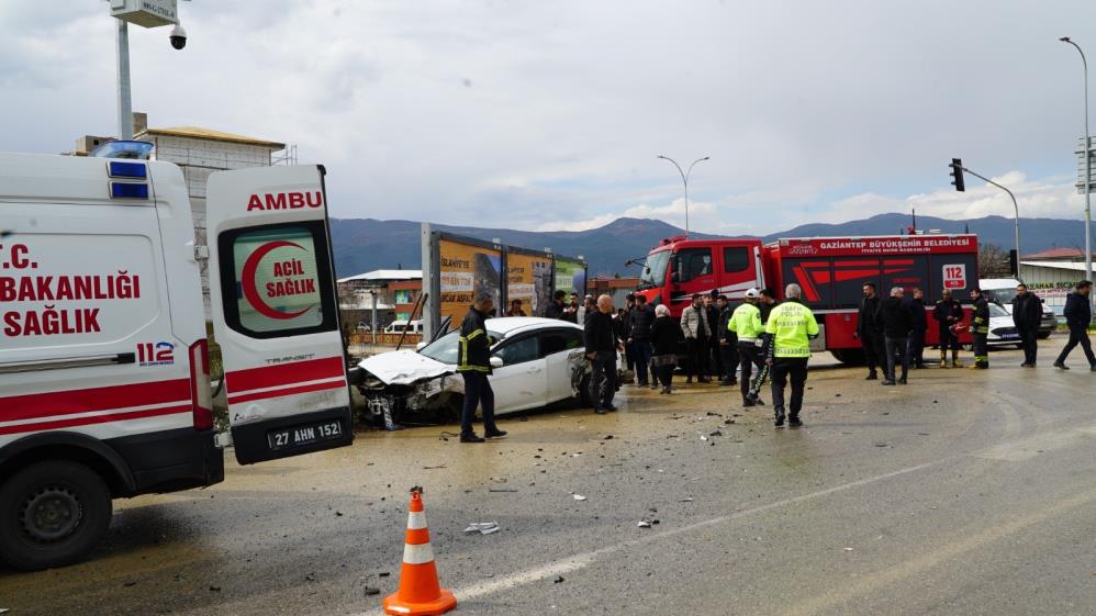 Gaziantep’te tır ile otomobil çarpıştı: 2 yaralı