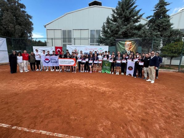 Kortların şampiyonu Gaziantep Kolej Vakfı Türkiye finallerinde
