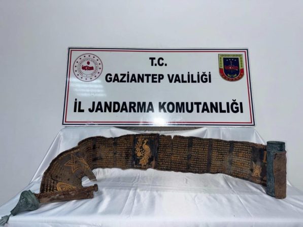 Gaziantep’te piton derisine İbranice altın yazmalı kitap ele geçirildi: 1 gözaltı