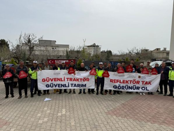 Jandarma 300 traktör sürücüsüne eğitim vererek 600 reflektör dağıttı