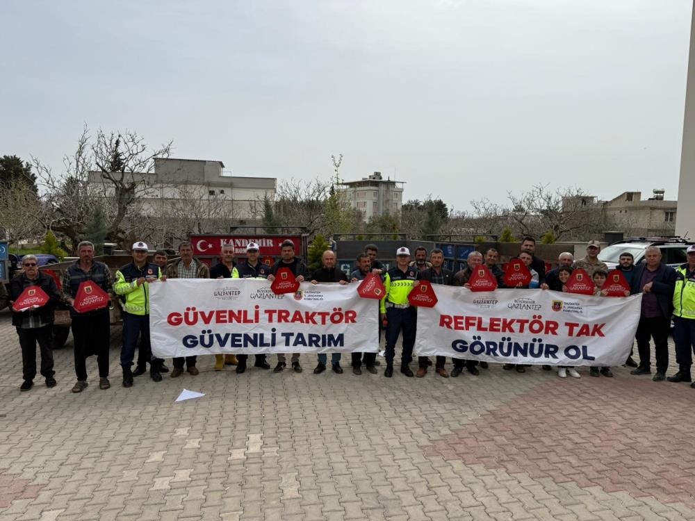 Jandarma 300 traktör sürücüsüne eğitim vererek 600 reflektör dağıttı