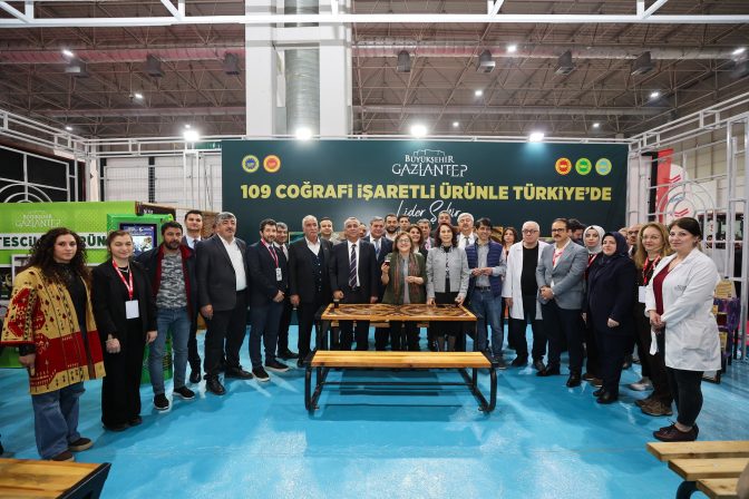 BAŞKAN ŞAHİN STANTLARI ZİYARET ETTİ