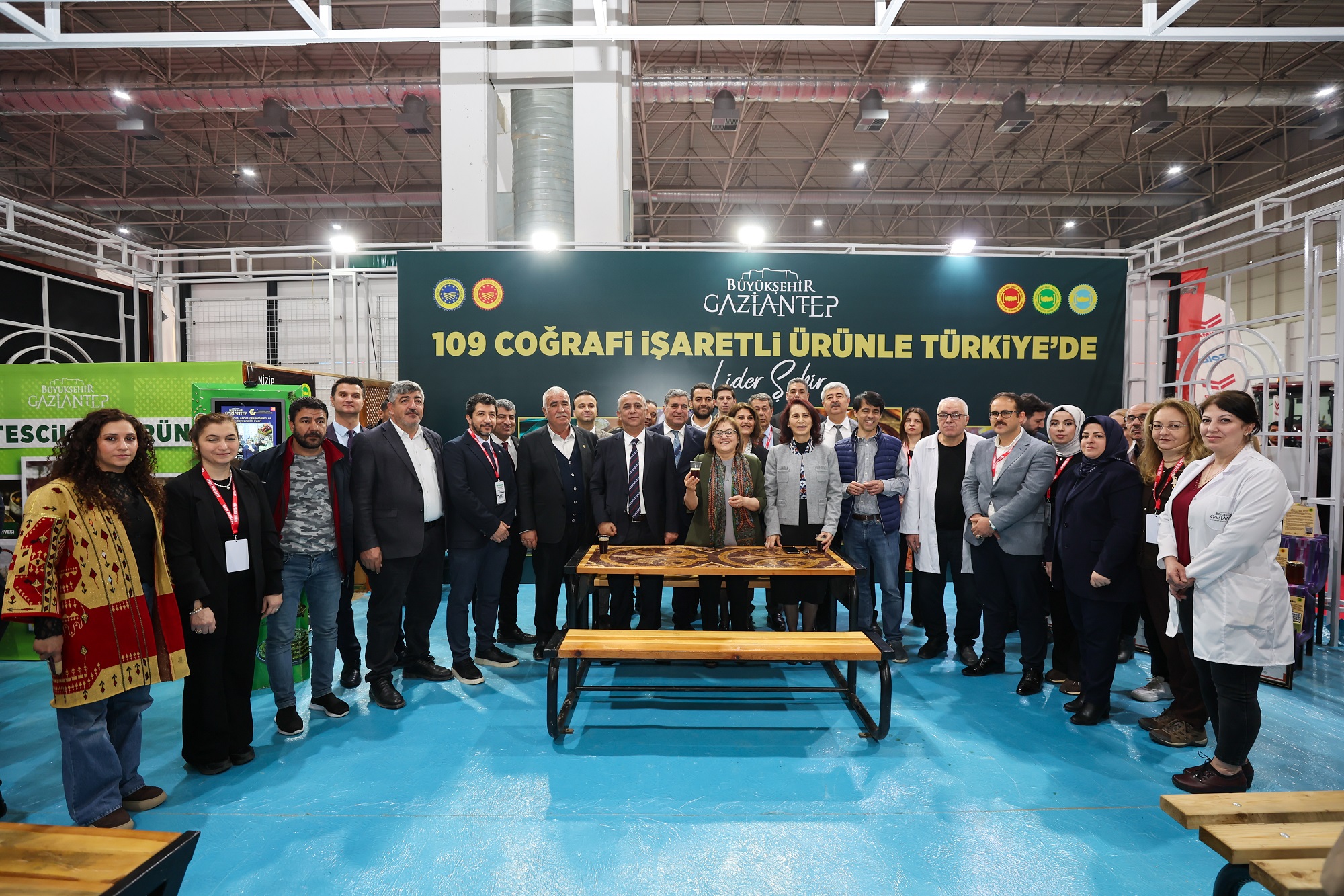 BAŞKAN ŞAHİN STANTLARI ZİYARET ETTİ